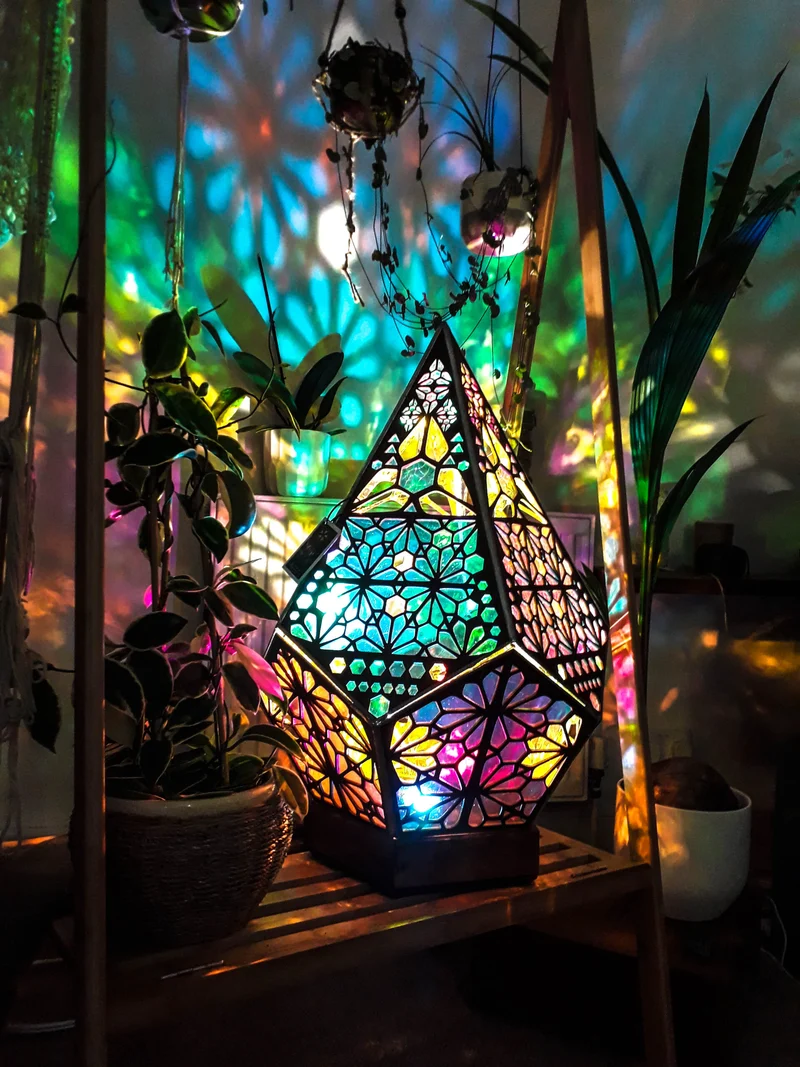 Farget glass stil LED bordlampe - LumiAura | Luvikno