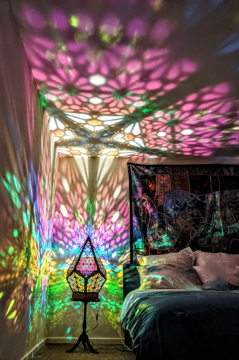 Farget glass stil LED bordlampe - LumiAura | Luvikno