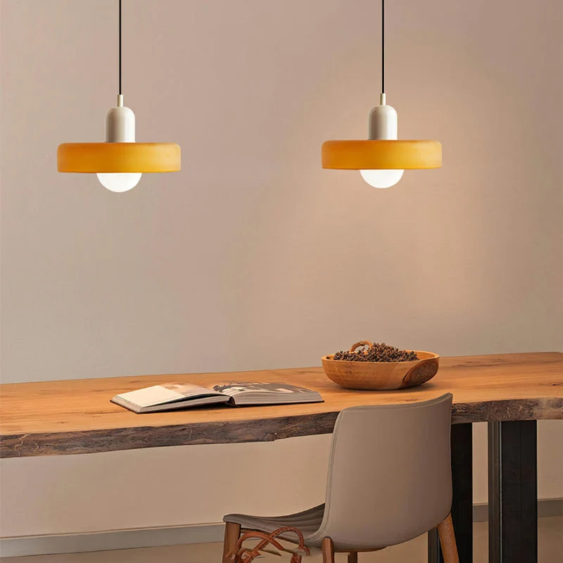 Farget glass pendellampe - BauLume | Luvikno