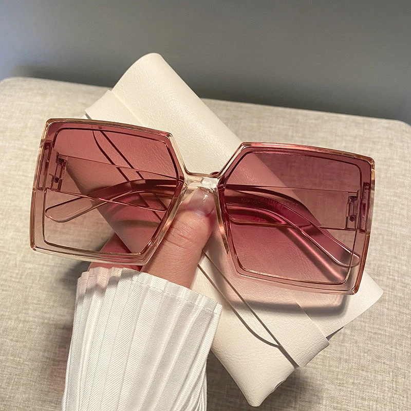 Dame kvadratisk solbrille med robust ramme og stillegant design Luvikno