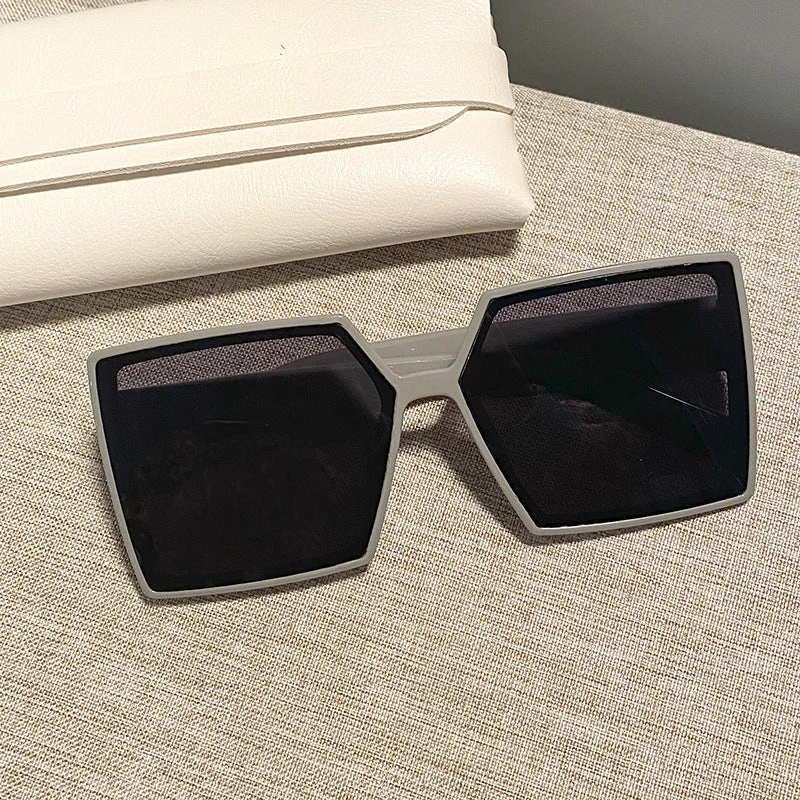 Dame kvadratisk solbrille med robust ramme og stillegant design Luvikno