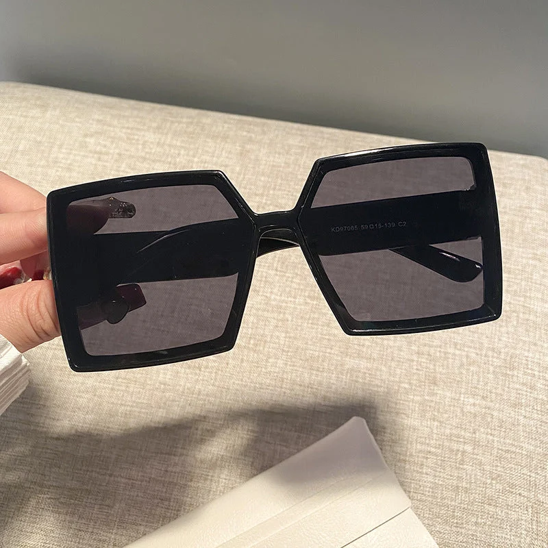 Dame kvadratisk solbrille med robust ramme og stillegant design Luvikno