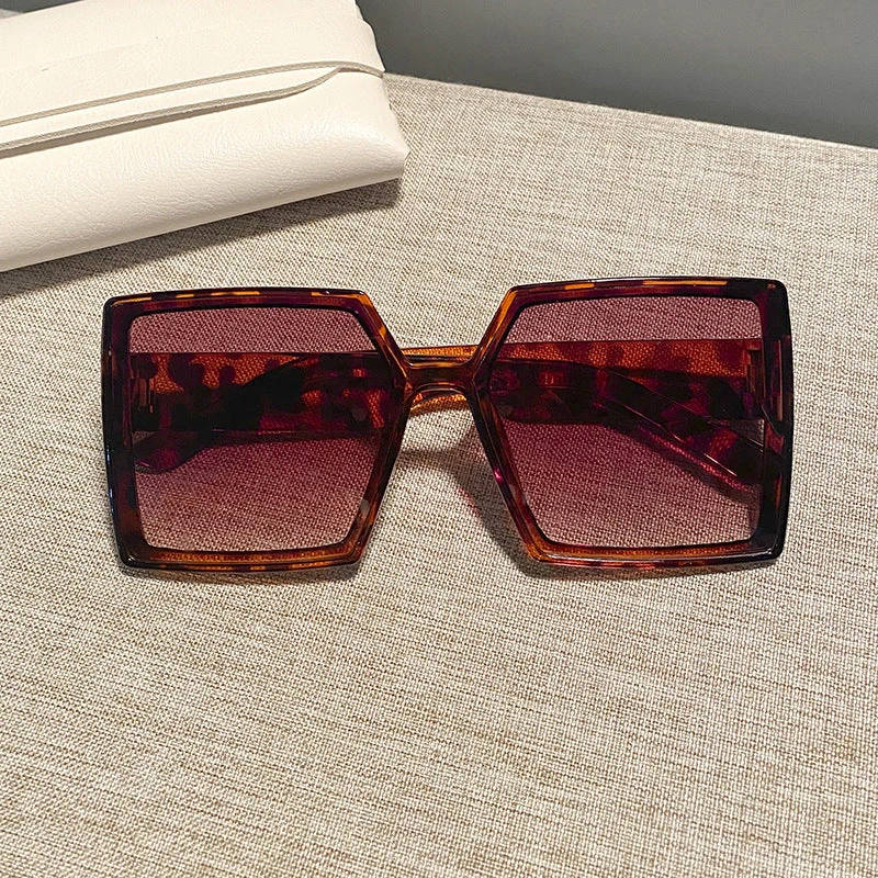 Dame kvadratisk solbrille med robust ramme og stillegant design Luvikno