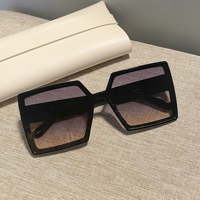 Dame kvadratisk solbrille med robust ramme og stillegant design Luvikno