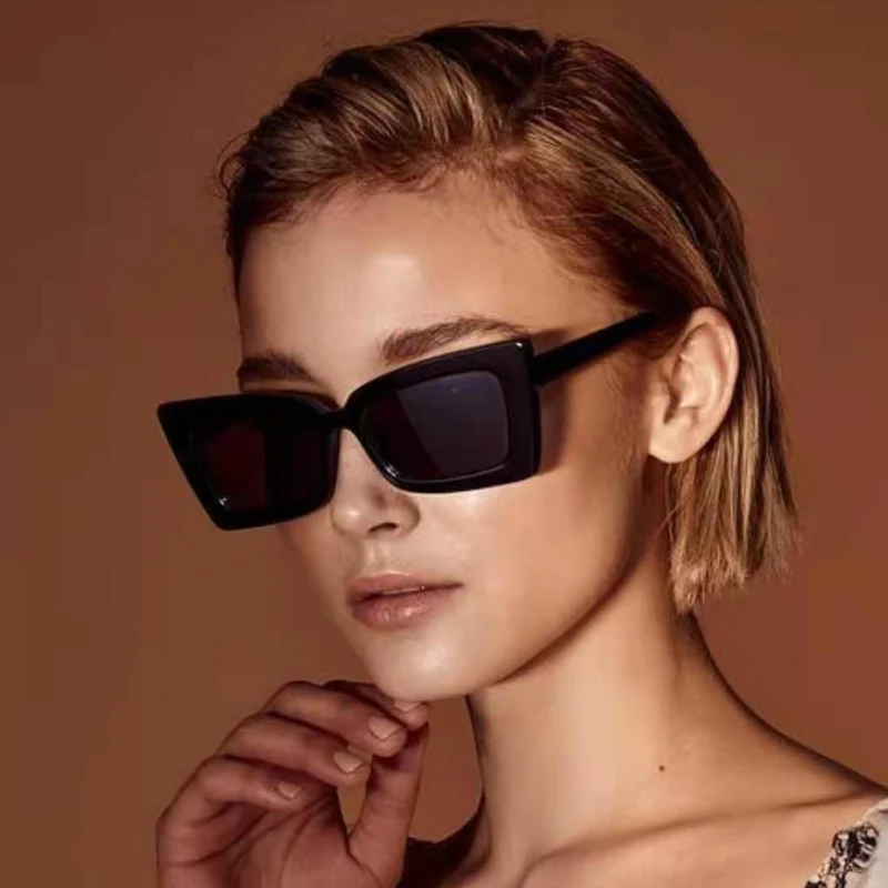 Dame moteriktig solbrille med bred ramme og markant design Luvikno