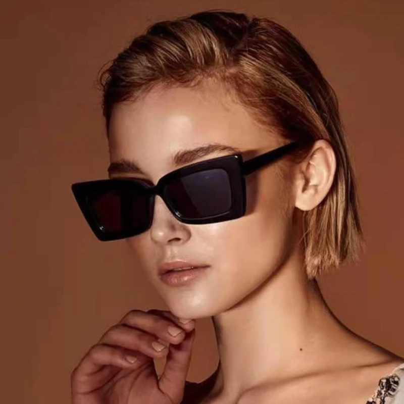 Dame moteriktig solbrille med bred ramme og markant design Luvikno