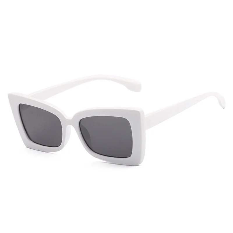 Dame moteriktig solbrille med bred ramme og markant design Luvikno
