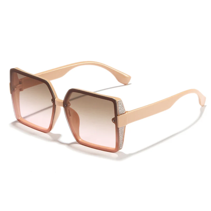 Dame moteriktig solbrille i ekstravagant firkantet design Luvikno