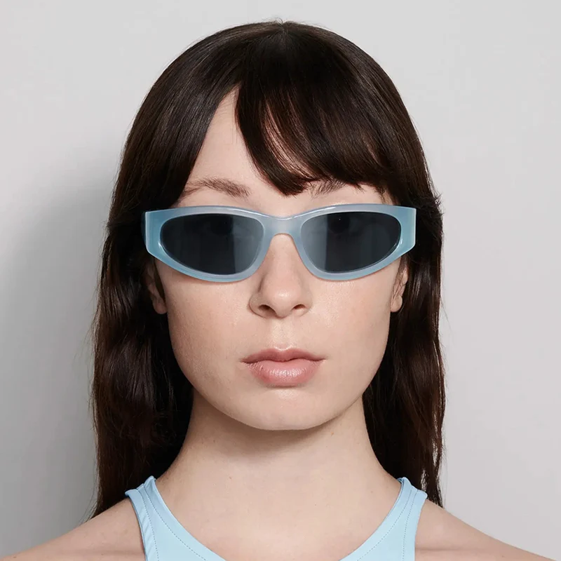 Dame moteriktig solbrille i futuristisk stil Luvikno
