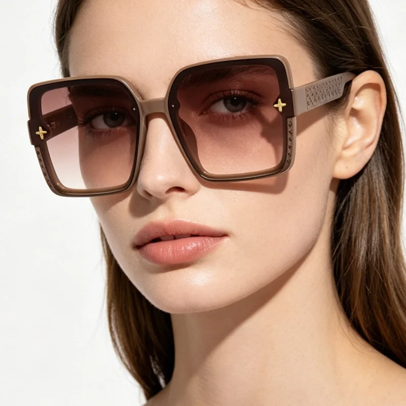 Dame moteriktig firkantet solbrille med dekorert ramme Luvikno