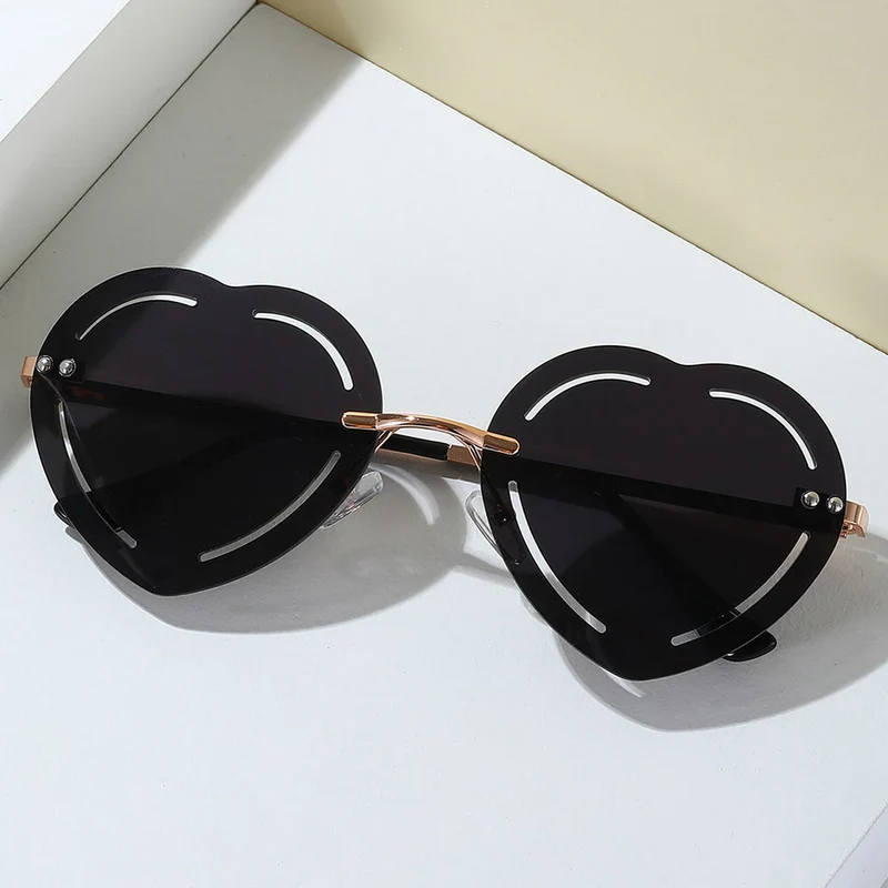Damer hjerteformet solbrille med stilfull metallramme Luvikno