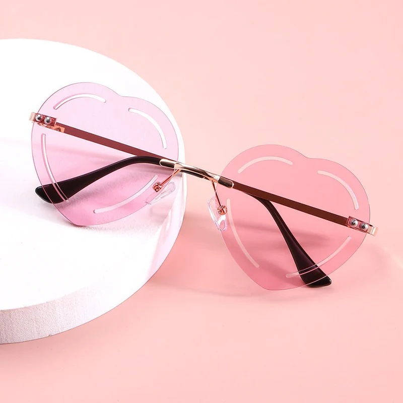 Damer hjerteformet solbrille med stilfull metallramme Luvikno