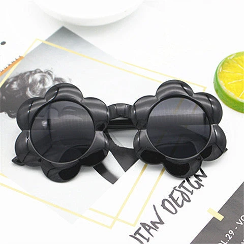 Dame solbrille i leken blomsterdesign Luvikno