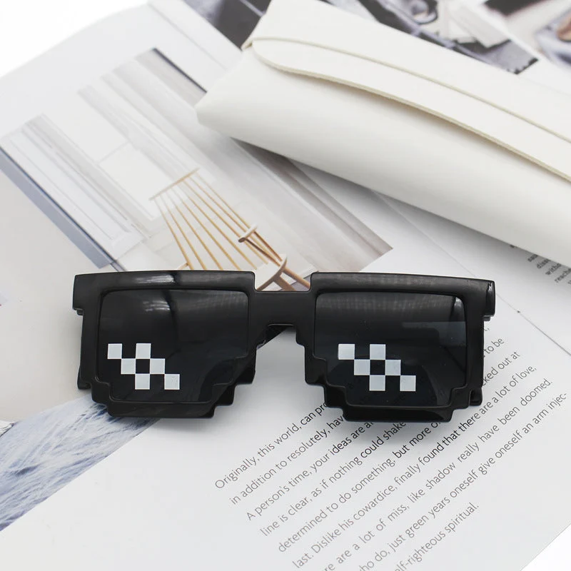 Dame Retro-solbriller i stilig pixel-design Luvikno