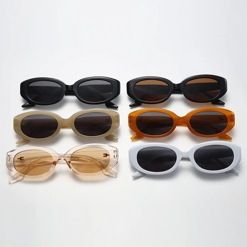 Dame moteriktig solbrille med moderne, oval ramme Luvikno