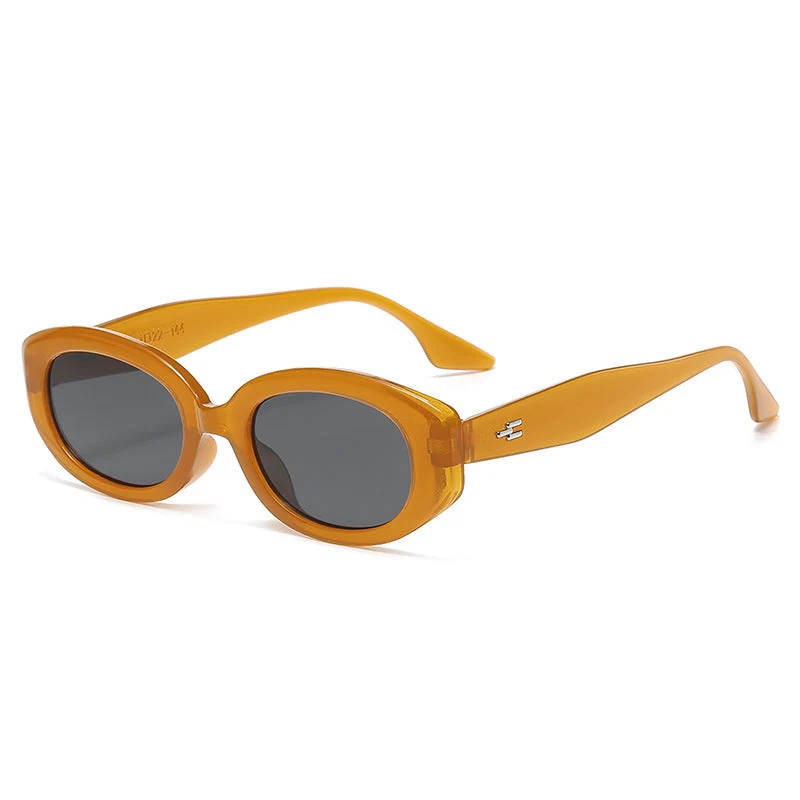 Dame moteriktig solbrille med moderne, oval ramme Luvikno