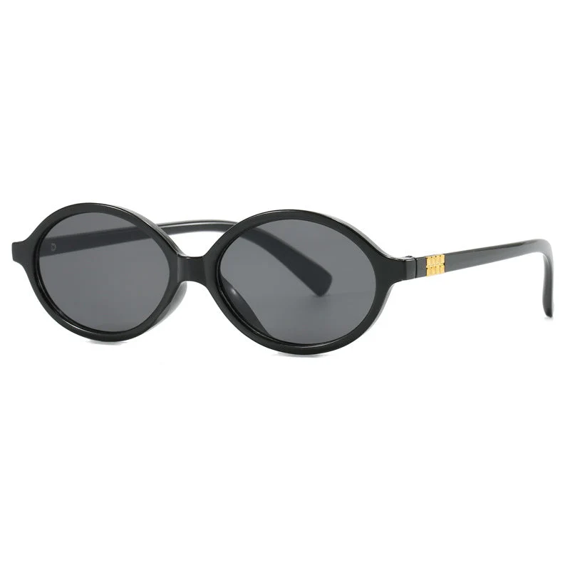 Dame moteriktig solbrille med oval ramme og gyldne detaljer Luvikno