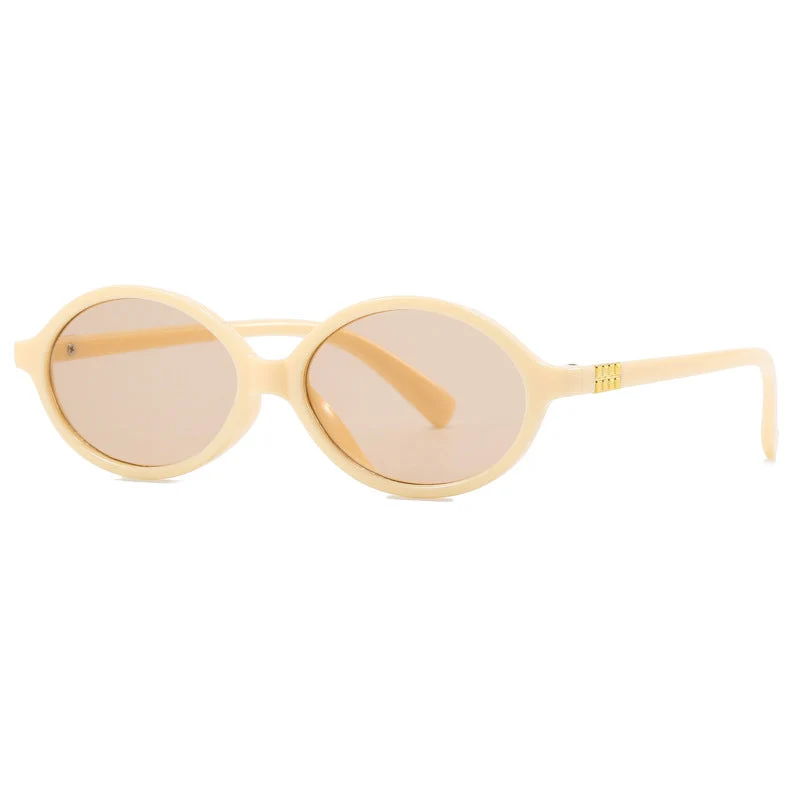 Dame moteriktig solbrille med oval ramme og gyldne detaljer Luvikno