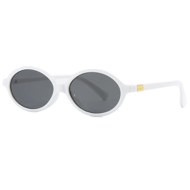 Dame moteriktig solbrille med oval ramme og gyldne detaljer Luvikno