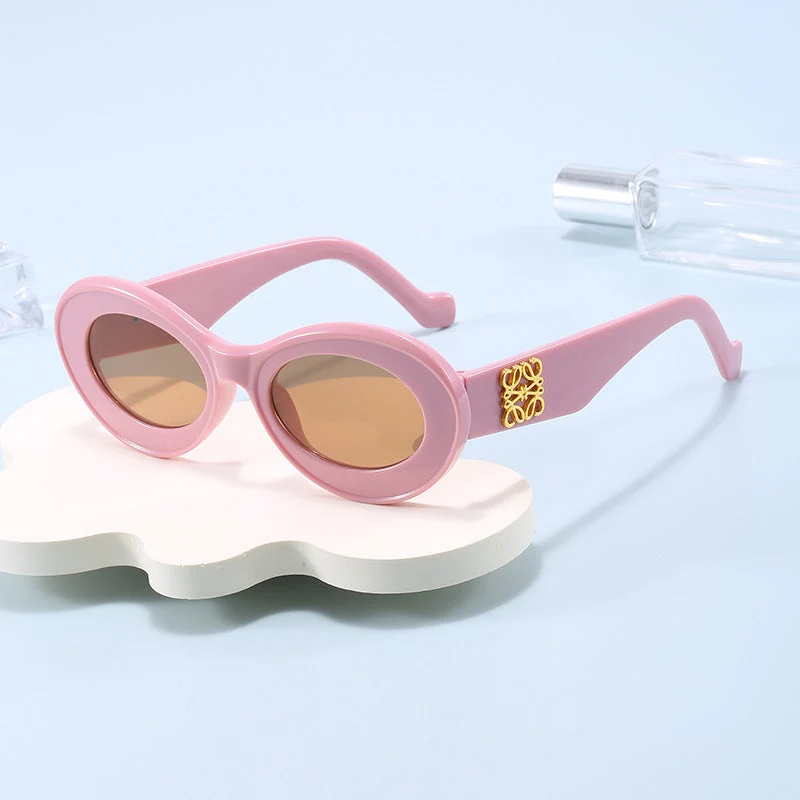 Dame moteriktig solbrille med oval ramme og gullapplikasjoner Luvikno
