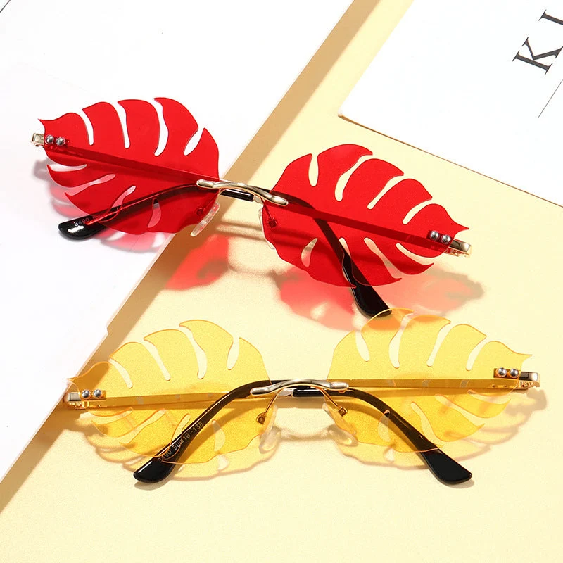 Dama moteriktig solbrille med markant bladerdesign Luvikno