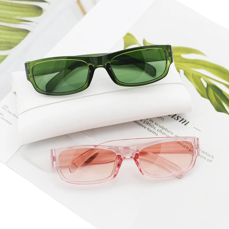 Dame moteriktig solbrille i stilrent rektangulært design Luvikno