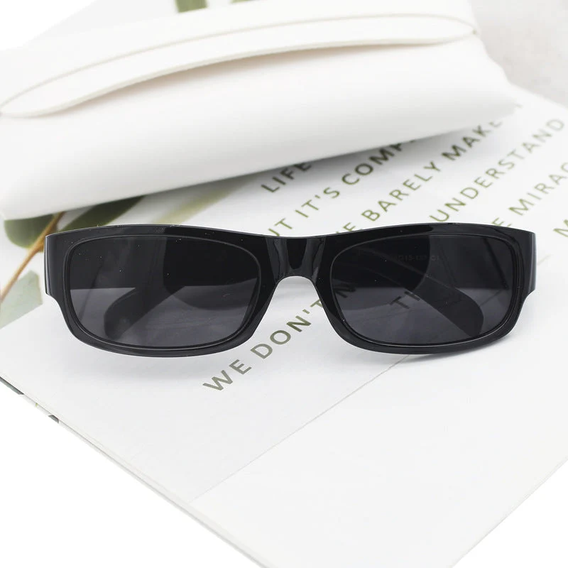 Dame moteriktig solbrille i stilrent rektangulært design Luvikno