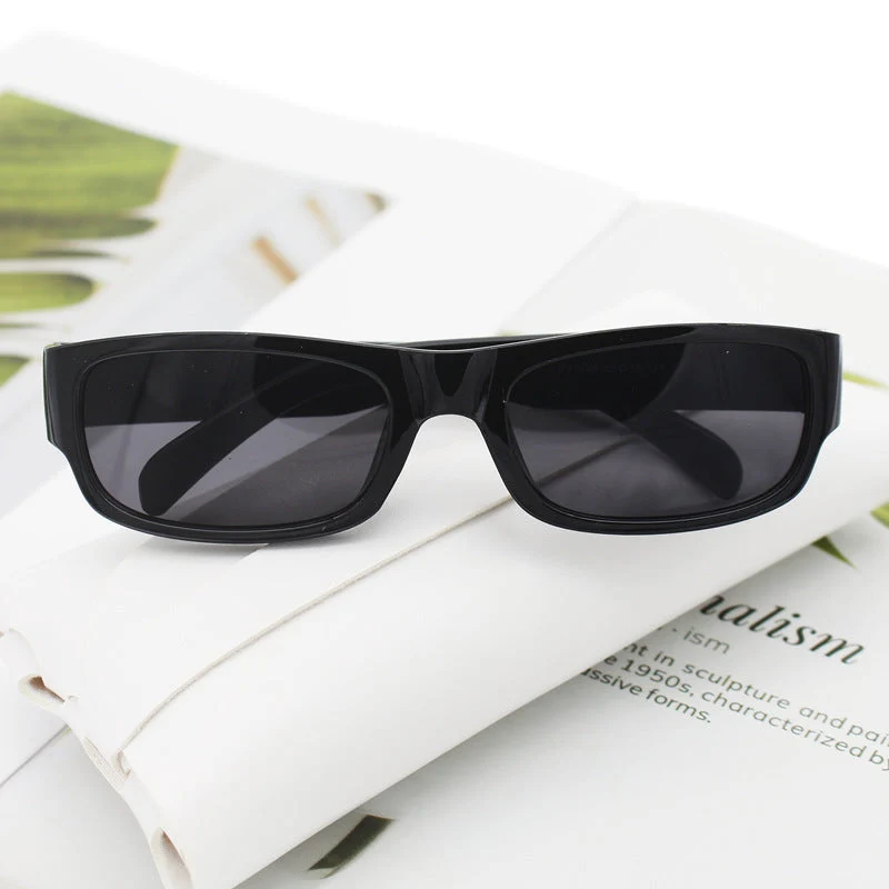Dame moteriktig solbrille i stilrent rektangulært design Luvikno