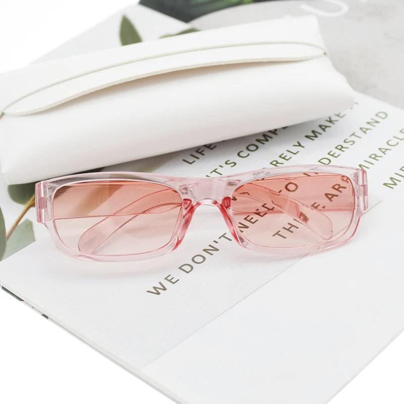 Dame moteriktig solbrille i stilrent rektangulært design Luvikno