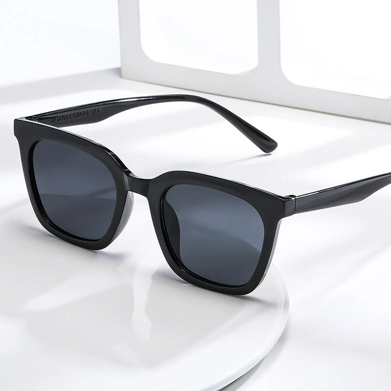 Dame moteriktig solbrille med kraftig dyremotiv Luvikno