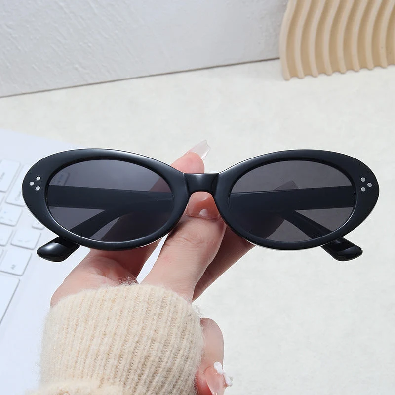 Damer moteriktig solbrille i elegant ovalt design Luvikno