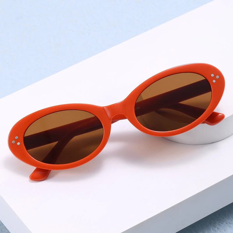 Damer moteriktig solbrille i elegant ovalt design Luvikno