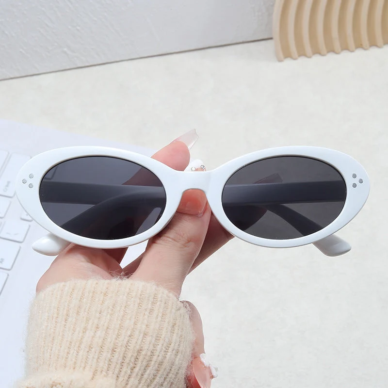Damer moteriktig solbrille i elegant ovalt design Luvikno