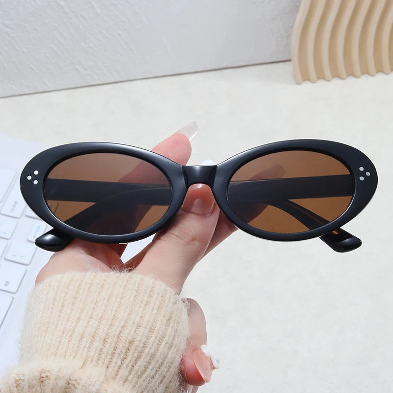 Damer moteriktig solbrille i elegant ovalt design Luvikno