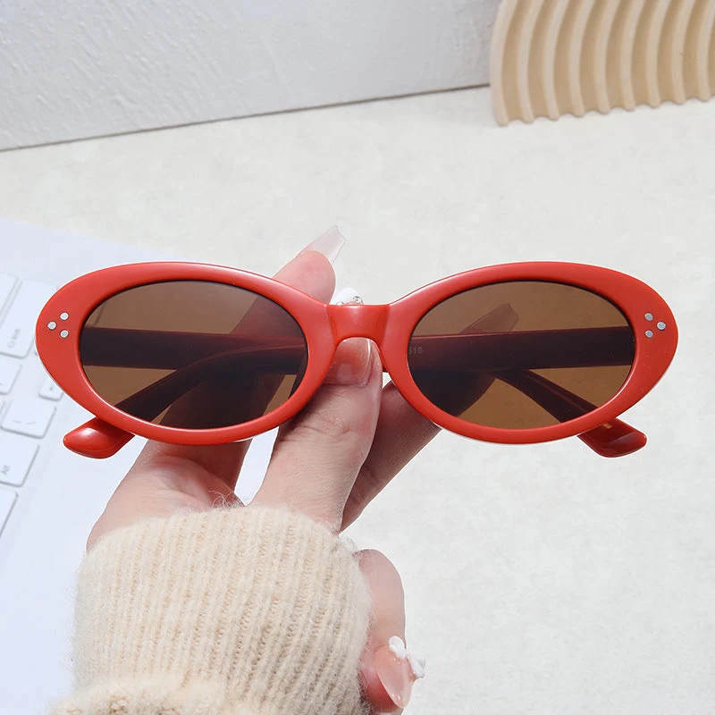 Damer moteriktig solbrille i elegant ovalt design Luvikno