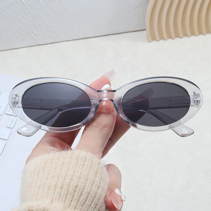 Damer moteriktig solbrille i elegant ovalt design Luvikno