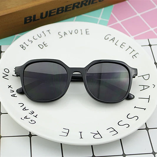 Dame moterik solbrille i elegant, åttekantet design Luvikno