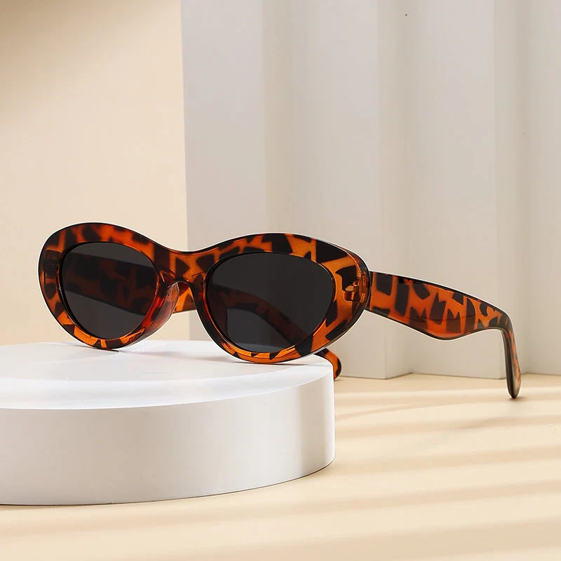 Dame moteriktig solbrille i elegant cat-eye stil Luvikno