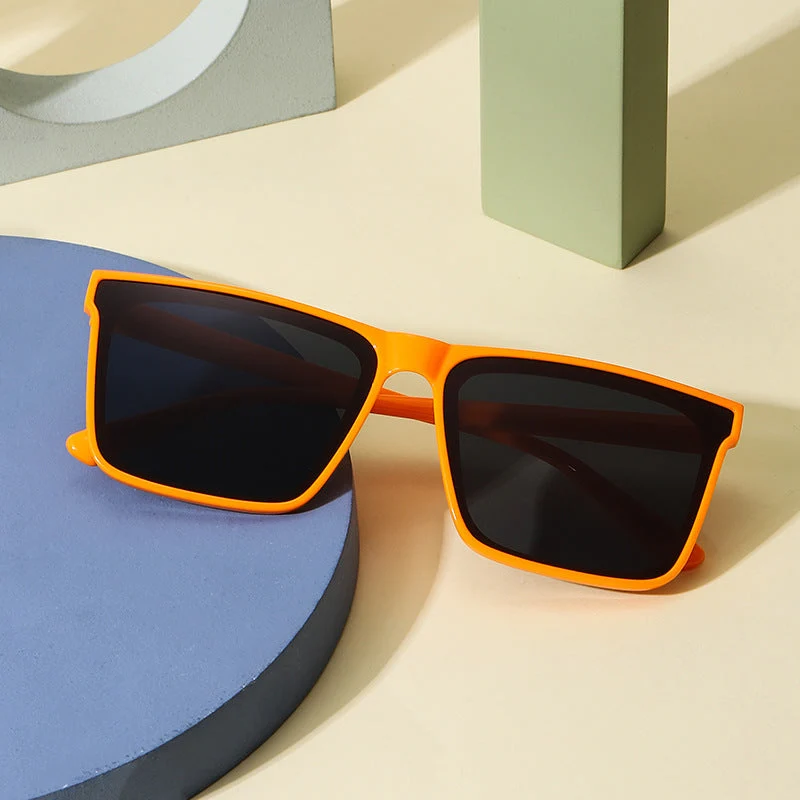 Dame moteriktig solbrille laget av robust, UV-beskyttet plast Luvikno