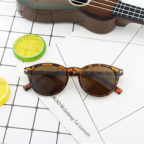 Dame moterik rund solbrille med elegant plastramme Luvikno