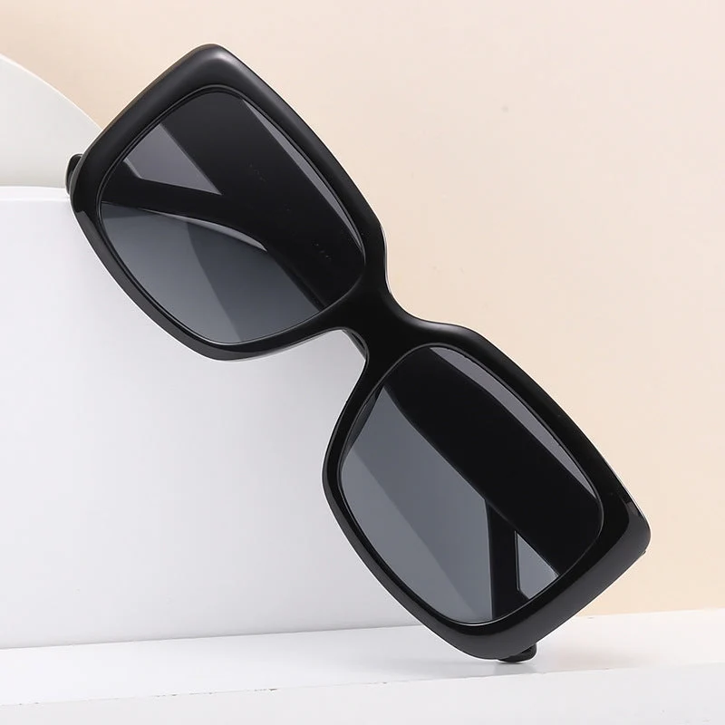 Dame moteriktig kvadratisk solbrille med gjennomsiktig ramme og innovativt design Luvikno