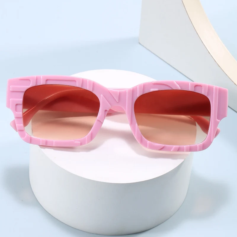 Damer moteriktig firkantet solbrille med strukturert ramme og UV-beskyttelse Luvikno