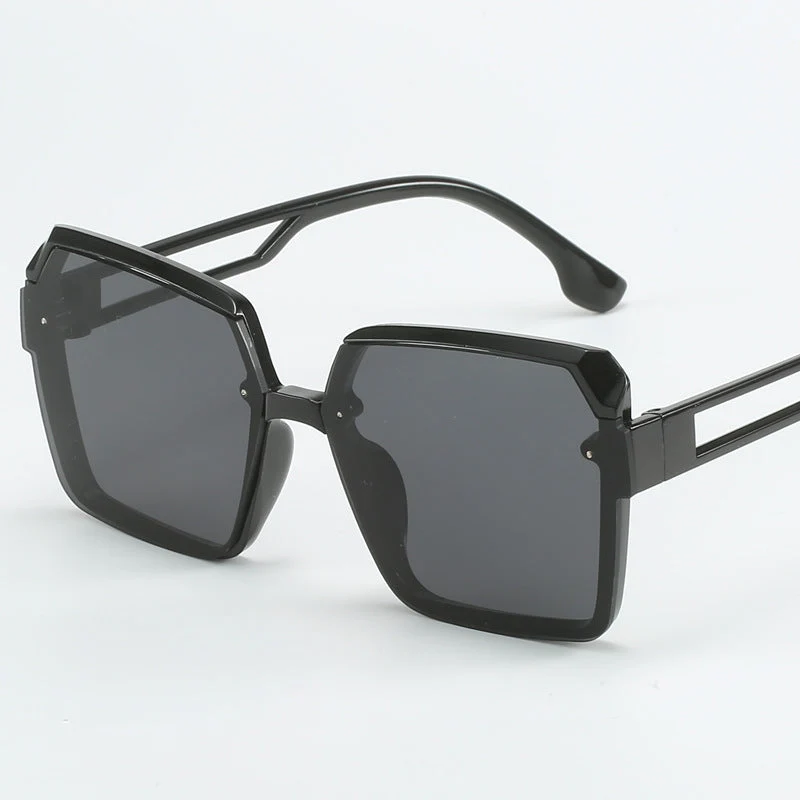Dame moteriktig kvadratisk solbrille med filigran design Luvikno