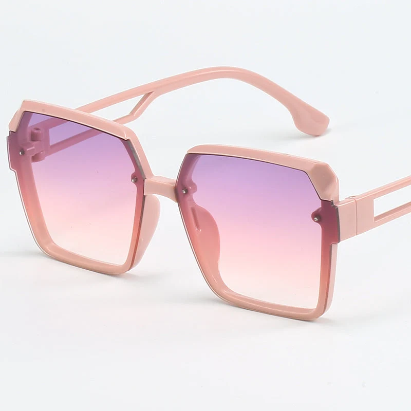 Dame moteriktig kvadratisk solbrille med filigran design Luvikno