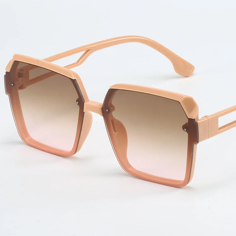 Dame moteriktig kvadratisk solbrille med filigran design Luvikno