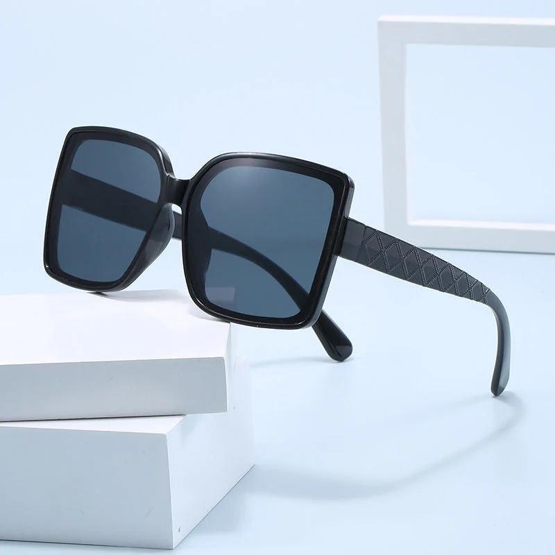 Dame moteriktig kvadratisk solbrille med elegant ramme Luvikno