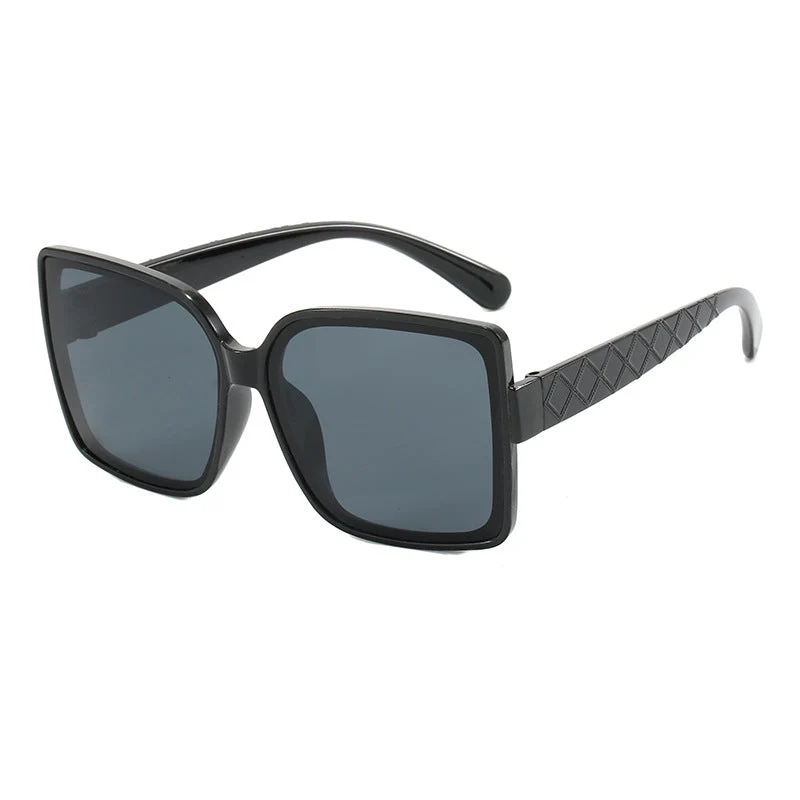 Dame moteriktig kvadratisk solbrille med elegant ramme Luvikno