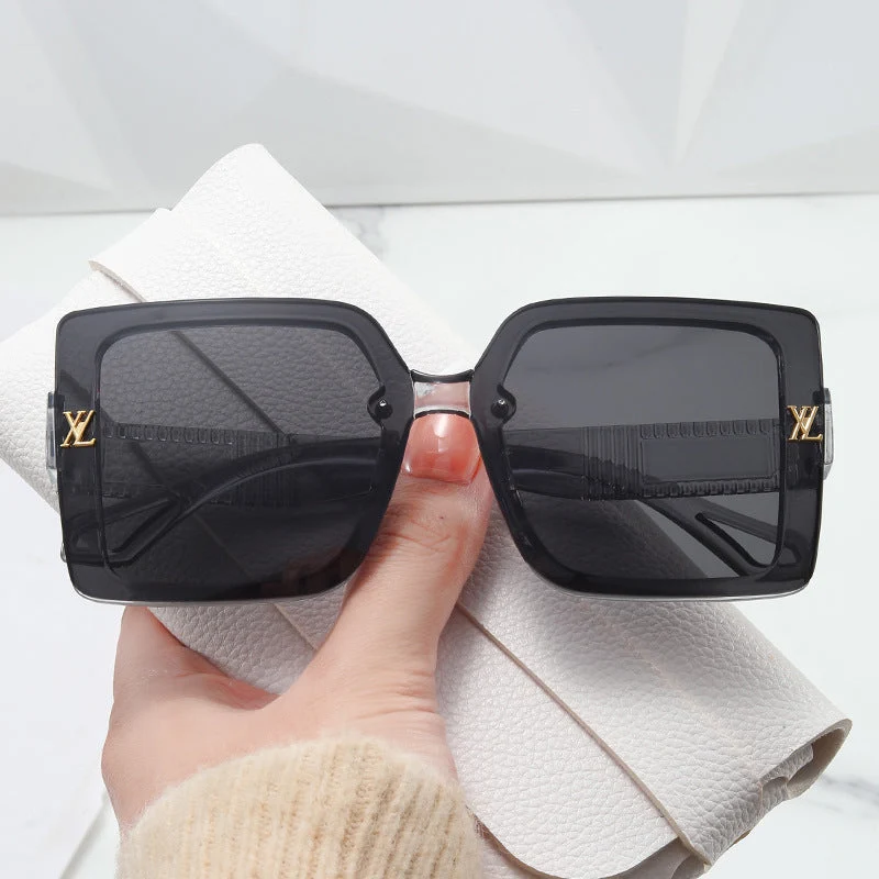 Damen moteriktig firkantet solbrille med elegant design Luvikno