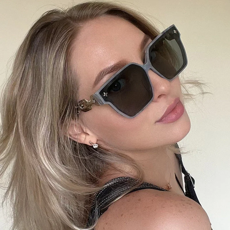 Dame moteriktig oversized solbrille med kombinert ramme Luvikno