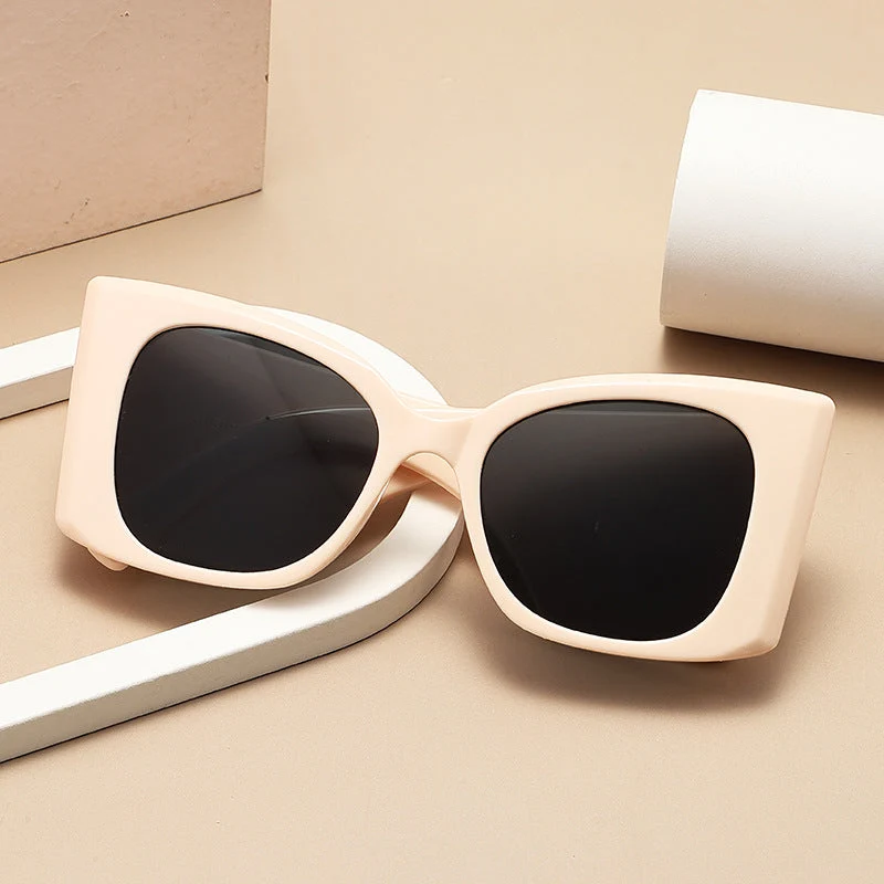 Dame moteriktig oversized solbrille med glamorøst design Luvikno